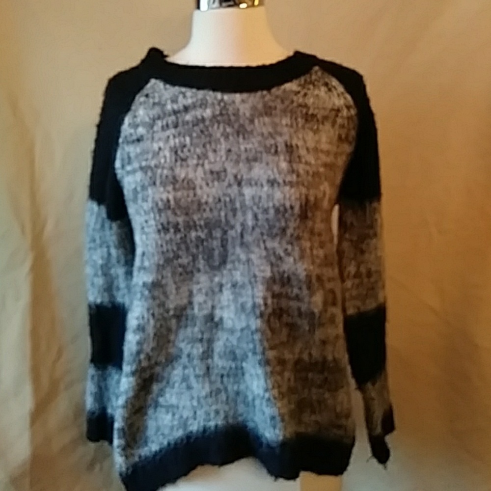 Mirumi gray + black pullover-sz S